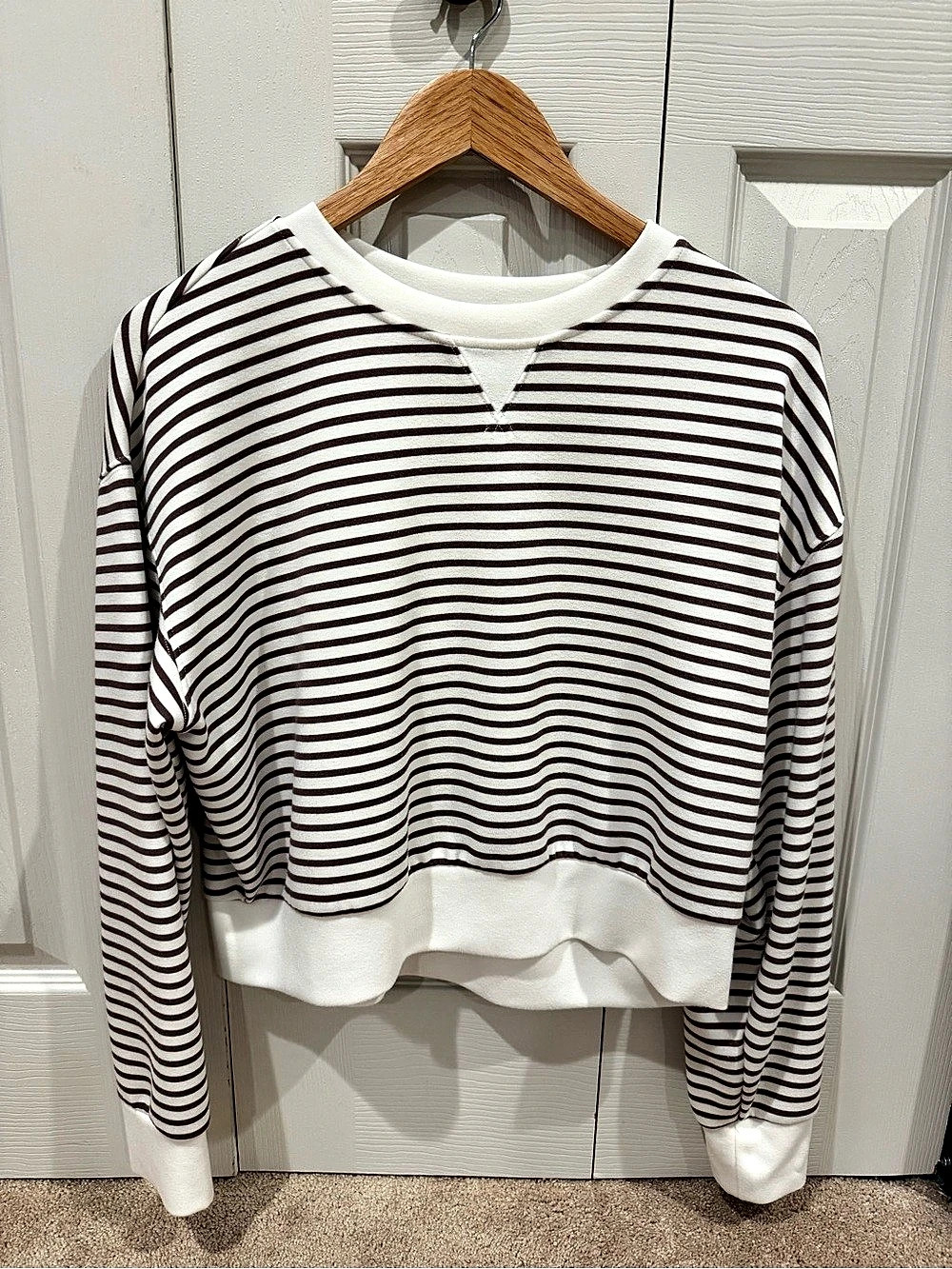 Danskin Striped crewneck in White & Brown Size Medium